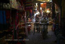 Image du Maroc Professionnelle de  Le Souk des Teinturiers, appelé souk Sebbaghine, l'un des plus pittoresque de Marrakech situé dans la Médina, non loin de la source Mouassine, quelques petits ateliers où l'on pratique encore de nos jours la teinture traditionnelle subsitent. Ce lieu très prisé des touristes et amateurs photos qui désire ardemment des images extrêmement colorées. Avec le temps il est devenu presque une des attractions touristique qui vaut le détour. Face à l’atelier de Si Mohammed Naji des écheveaux de laines sèchent au soleil suspendu en l’air ou le long des murs., le 8 Décembre 2018. (Photo / Abdeljalil Bounhar) 